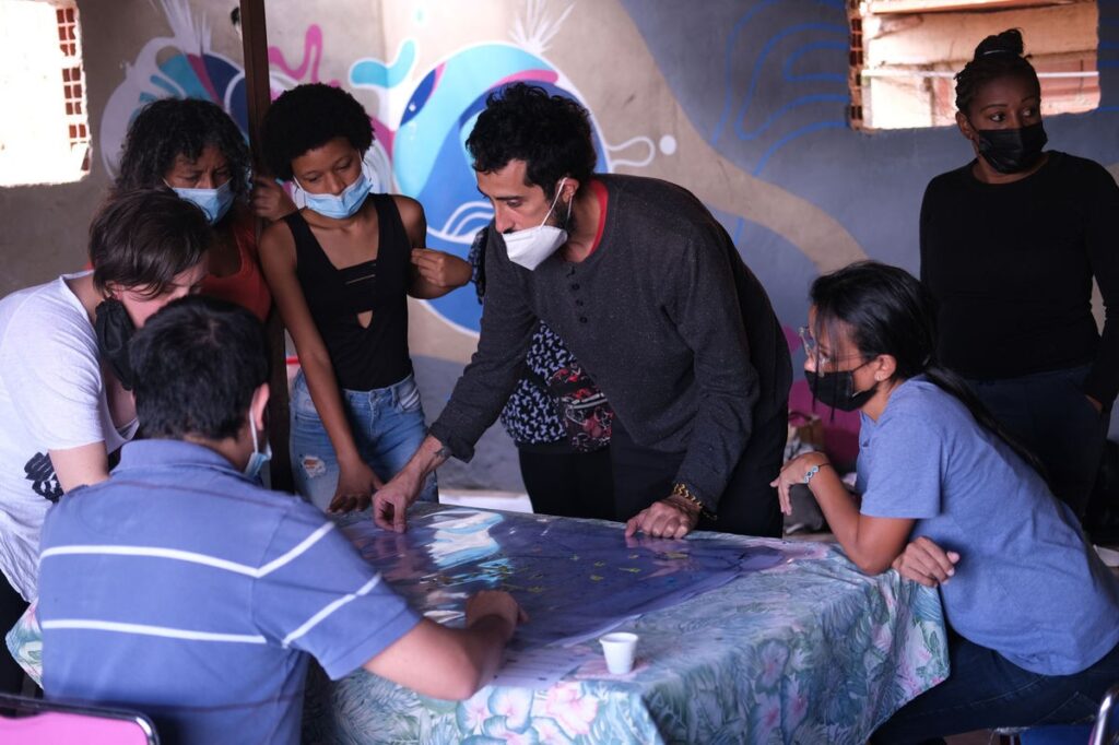 participante haciendo actividad del taller